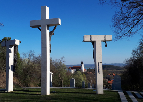 Tihany, IV. Károly király kálvária, háttérben az apátság