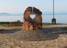 Balatonszárszó, Balaton szíve szobor